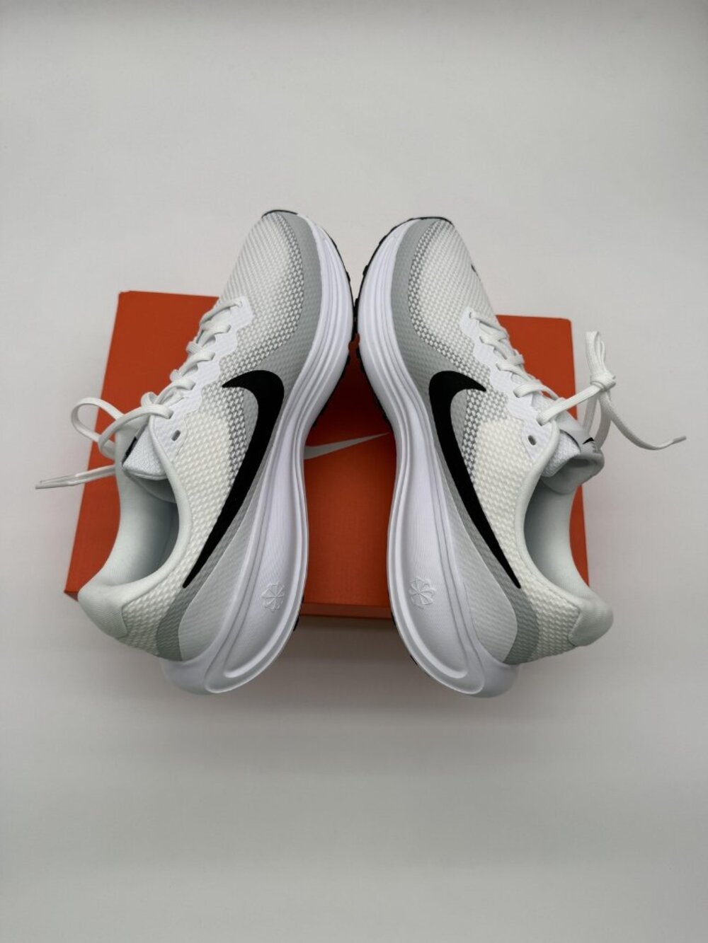 New Nike Revolution 8 Shoes Mens Size 10.5 White Platinum Running HJ9198 101 - Picture 5 of 9